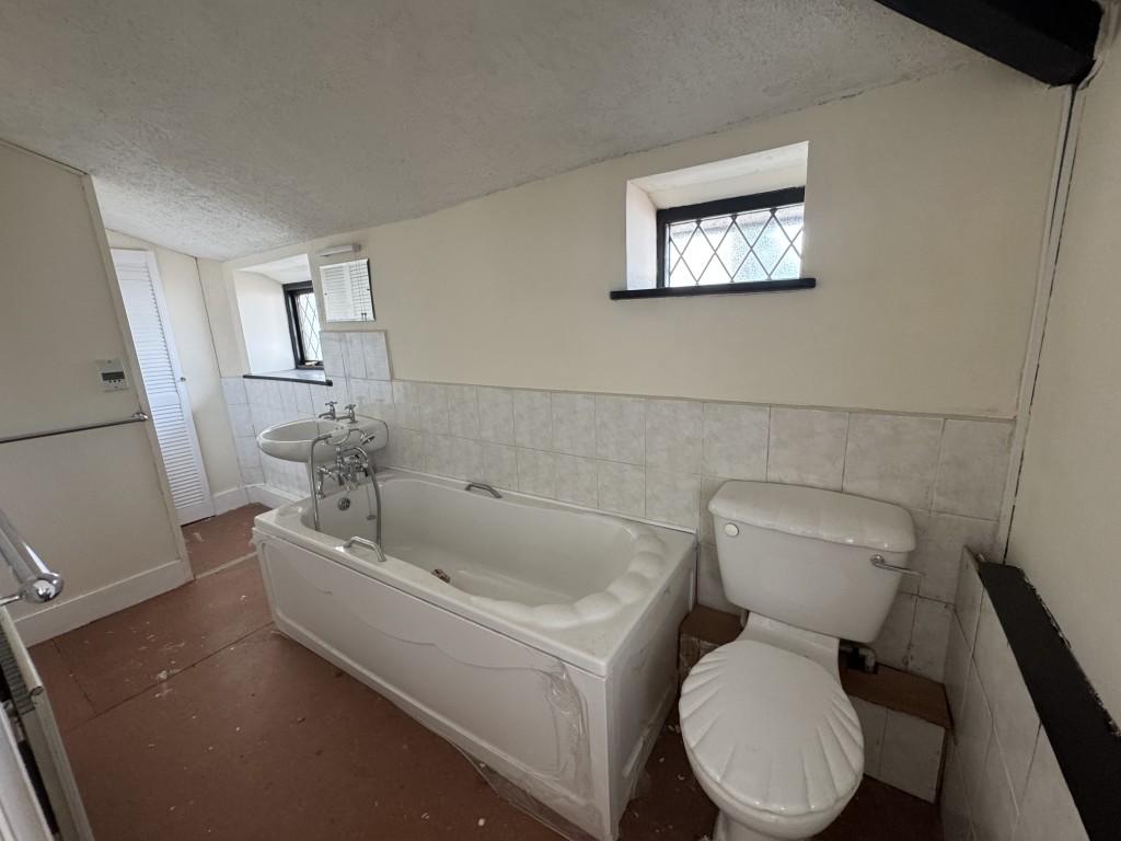 Lot: 178 - DETACHED COTTAGE FOR IMPROVEMENT AND REPAIR WITH LARGE GARAGE - Bathroom